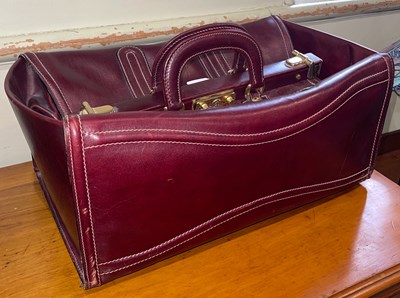Lot 590 - A vintage Italian maroon coloured leather and...