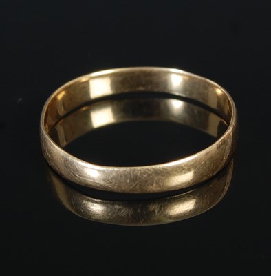 Lot 25 - A Scottish provincial 18ct gold wedding band...