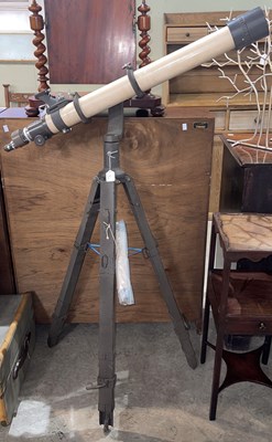 Lot 843 - A vintage telescope by Swift, model 831,...