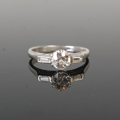 Lot 321 - An Art Deco style white metal and diamond...