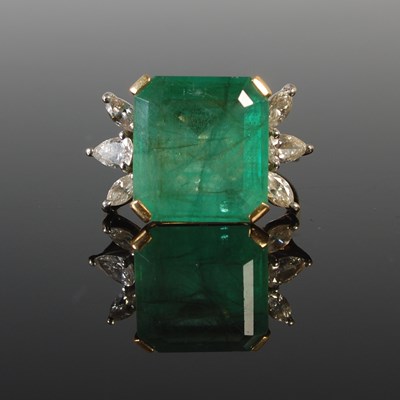 Lot 340 - An 18ct gold, emerald and diamond set dress...
