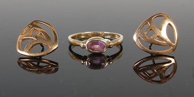 Lot 461 - A 9ct gold and amethyst single stone ring,...