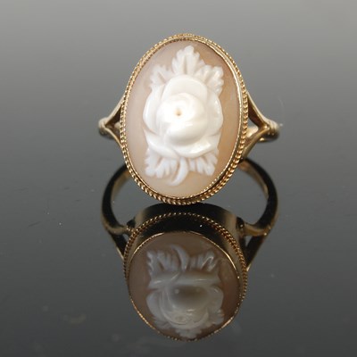 Lot 446 - A 9ct gold cameo set ring, size S, 4.9 grams.