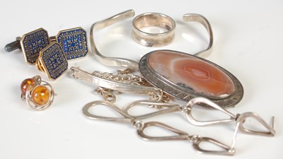 Lot 493 - A collection of assorted silver and white...