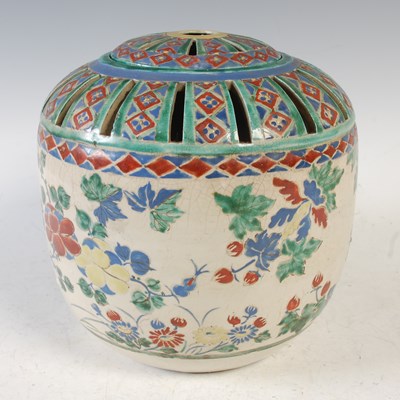 Lot 579 - A Japanese Kakiemon style porcelain jar and...