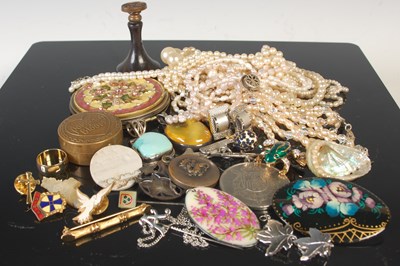 Lot 495A - A box of assorted costume jewellery.