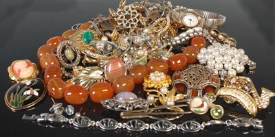 Lot 495B - A box of assorted costume jewellery, to...