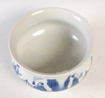 Lot 595 - A Chinese blue and white porcelain bowl/censer,...