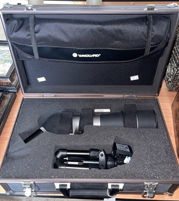 Lot 686 - A Vanguard high planis 580 spotting scope and...