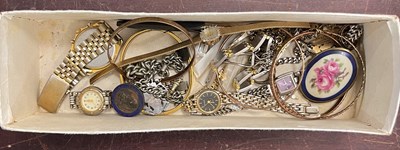 Lot 646 - A box of assorted costume jewellery,...