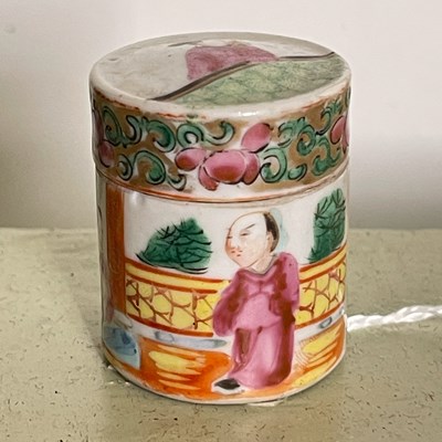 Lot 692 - A miniature Chinese porcelain famille rose...