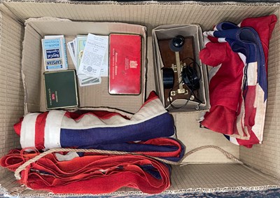 Lot 703 - A box of assorted items to include a large...
