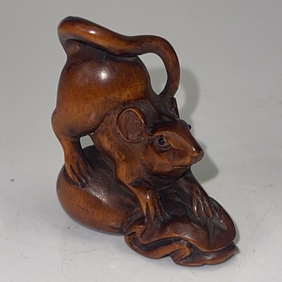 Lot 271B - A Japanese boxwood netsuke carved with a mouse...