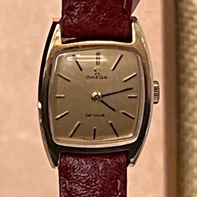 Lot 291E - A vintage 9ct gold cased ladies Omega De Ville...