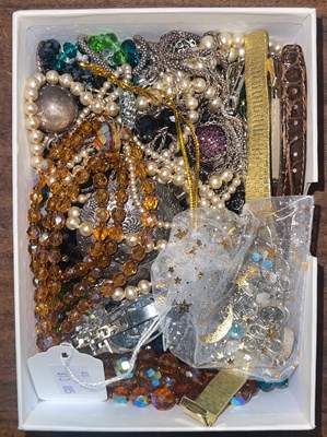 Lot 495C - A collection of assorted costume jewellery,...