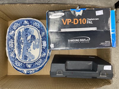 Lot 731 - A box of assorted items to include a Samsung...