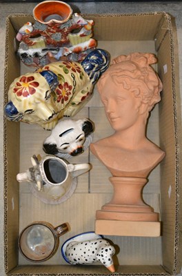 Lot 553 - A box of assorted items to include a...