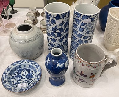 Lot 428 - A pair of 19th century Chinese porcelain...