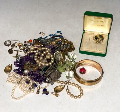 Lot 350 - An assortment of costume jewellery, to include...