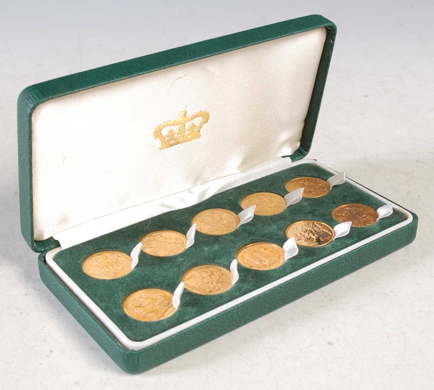 Lot 20 - A cased set of ten gold sovereign coins, dates...
