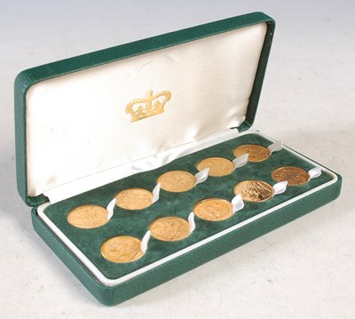 Lot 20 - A cased set of ten gold sovereign coins, dates...