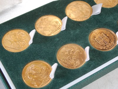 Lot 20 - A cased set of ten gold sovereign coins, dates...