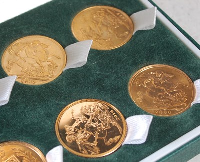 Lot 20 - A cased set of ten gold sovereign coins, dates...