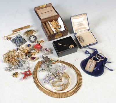 Lot 107 - A collection of assorted costume jewellery.