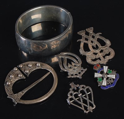 Lot 112 - Six pieces of assorted silver jewellery, to...
