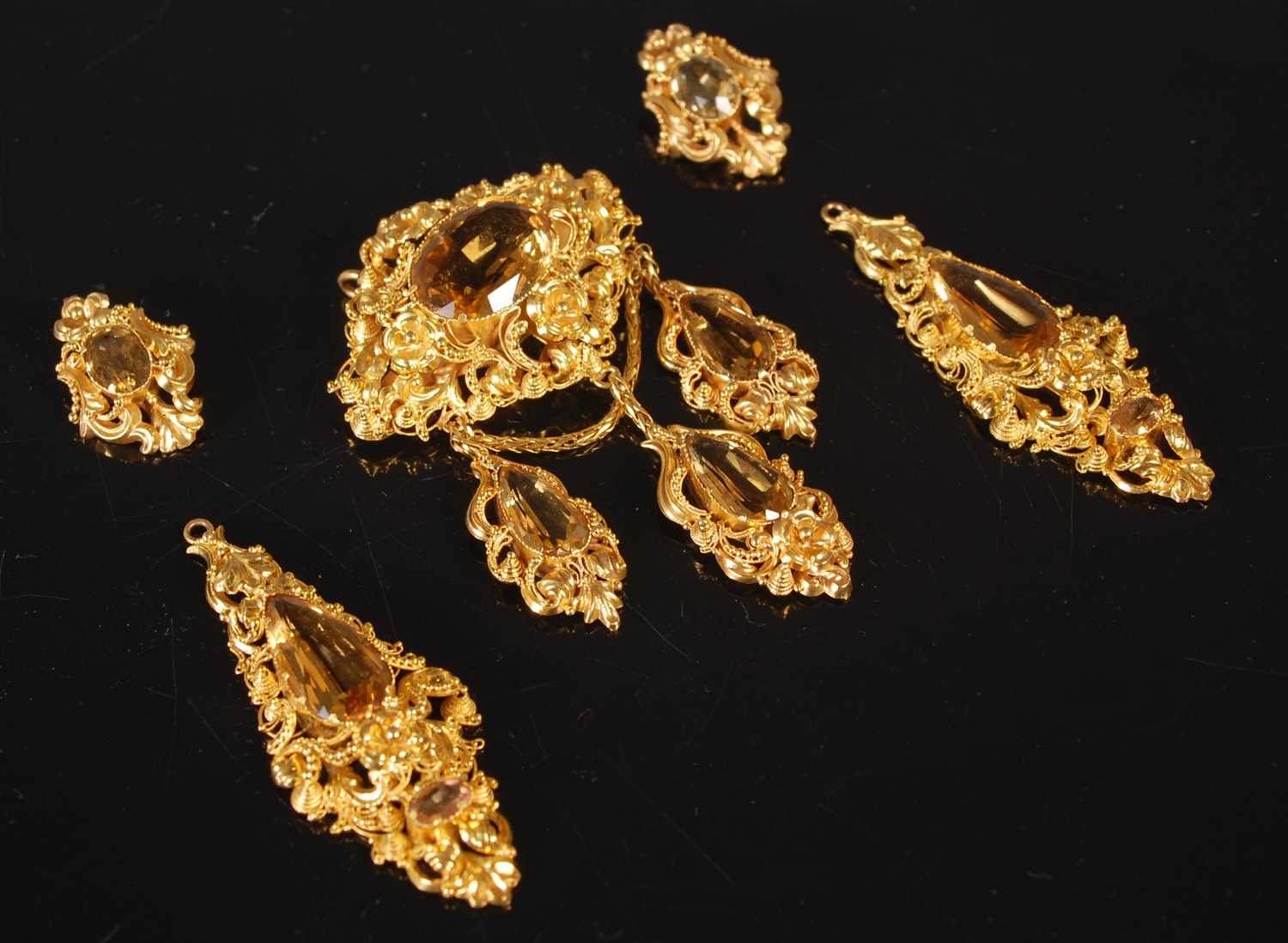 Lot 117 - A suite of 19th century yellow metal and...