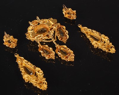 Lot 117 - A suite of 19th century yellow metal and...