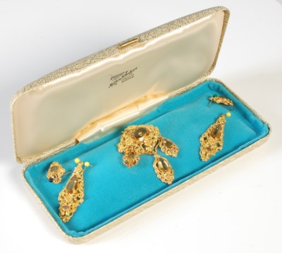 Lot 117 - A suite of 19th century yellow metal and...