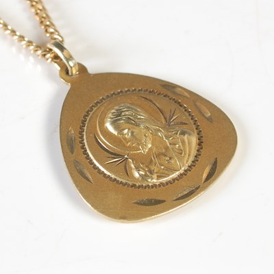 Lot 126 - A yellow metal necklace, stamped '750', tests...