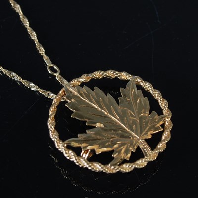 Lot 137 - An Italian yellow metal necklace, stamped '750'...