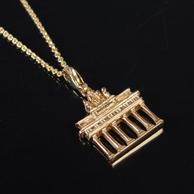 Lot 147 - A yellow metal necklaced, stamped '750', tests...