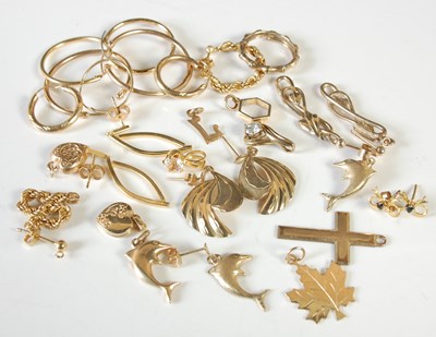 Lot 166 - A collection of assorted yellow metal...