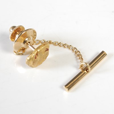 Lot 180 - A high carat gold nugget tie pin set on a gold...