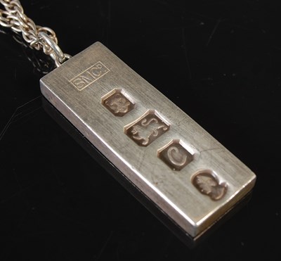 Lot 186 - A Sterling silver necklace suspending a London...