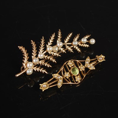 Lot 191 - A 15ct gold peridot and split pearl brooch,...