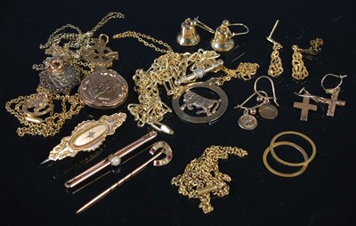 Lot 199 - A collection of 9ct and yellow metal jewellery,...