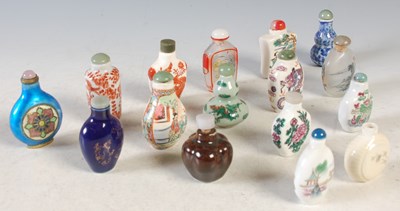 Lot 209 - A collection of sixteen assorted Chinese snuff...