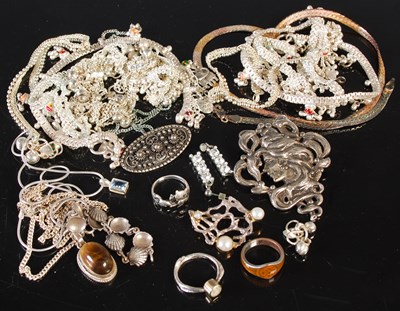 Lot 212 - A collection of assorted silver and white...