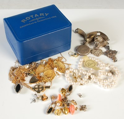 Lot 218 - A collection of assorted jewellery, to include...