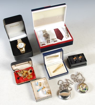 Lot 219 - A collection of gentleman's items, to include...