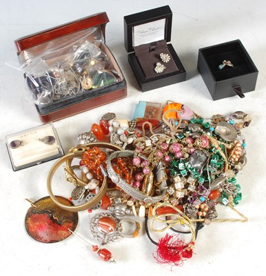 Lot 222 - A box of assorted costume jewellery, to...