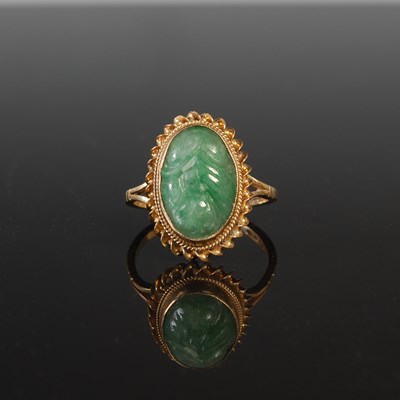 Lot 269 - A 9ct gold and green stone single cabochon...