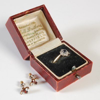 Lot 272 - A small group of jewellery to include a yellow...