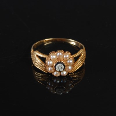 Lot 287 - A yellow metal split pearl and cameo carved...