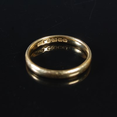 Lot 290 - An 18ct gold wedding ring, size M, 2.6g.