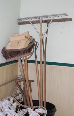 Lot 721 - A selection of garden tools to include rakes,...